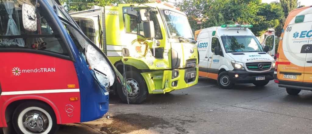 Una autobomba de bomberos y un micro chocaron en Godoy Cruz