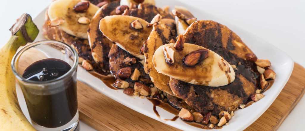 Cómo hacer pancakes de banana y chocolate suaves y esponjosos