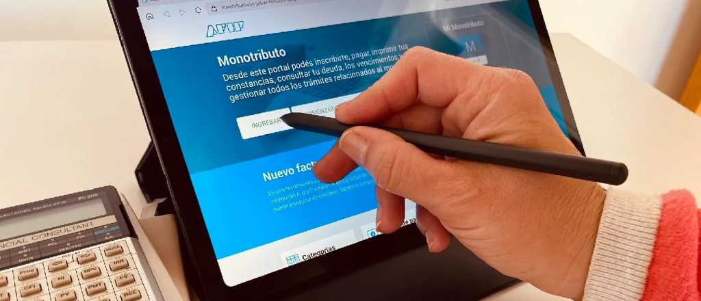 El Gobierno analiza eliminar el Monotributo y bajar el piso de Ganancias