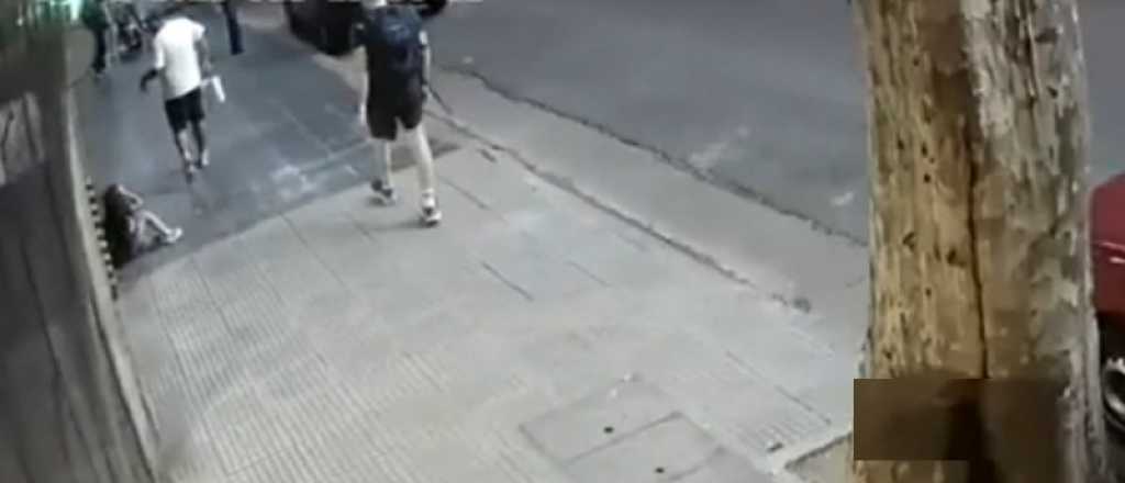 Video: un hombre pateó a una nena de seis años