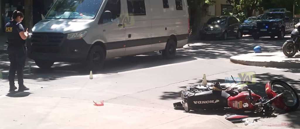 Un joven herido al chocar en moto contra un furgón en San Rafael