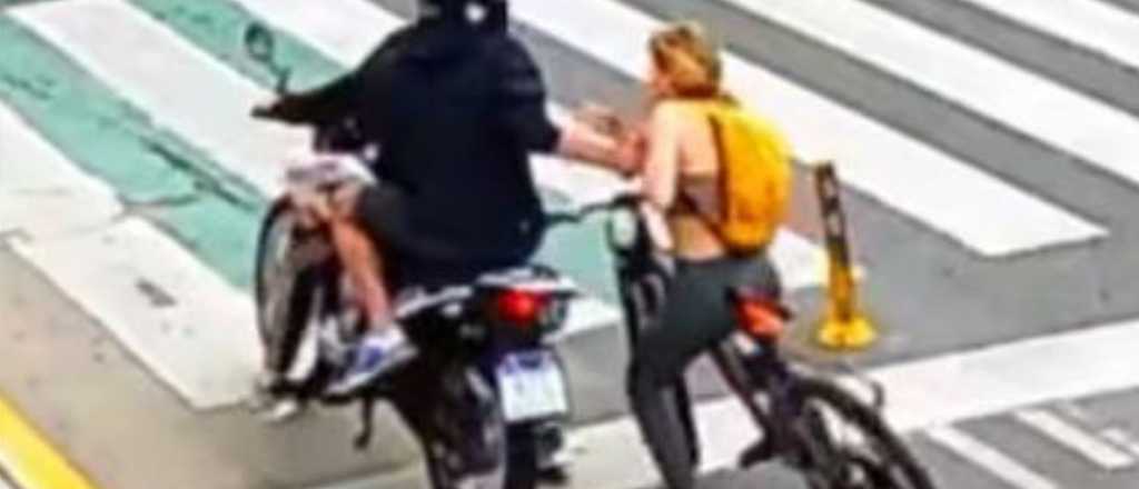 Video: una turista rusa forceje&oacute; con motochorros y logr&oacute; detenerlos