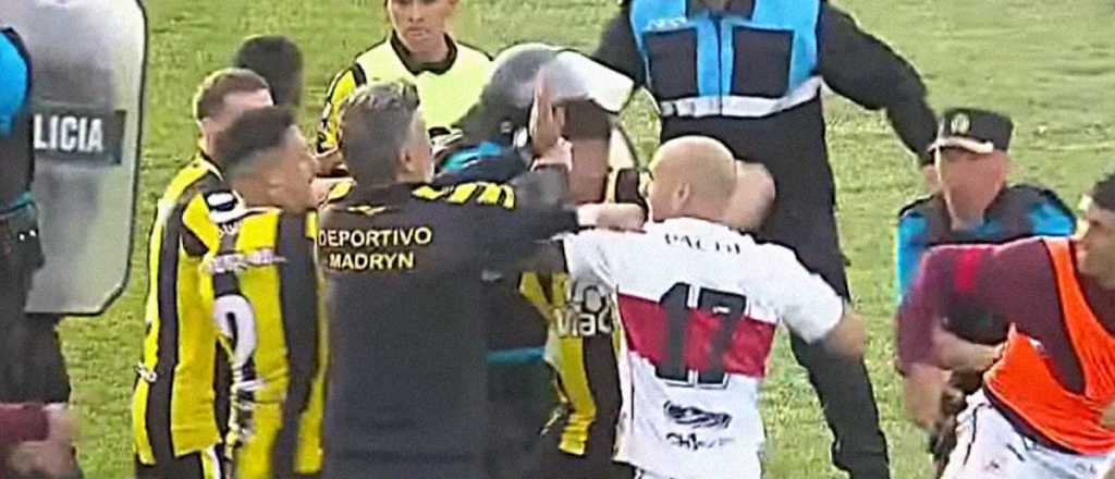 Escándalo en el Nacional: Deportivo Madryn y Morón terminaron a las trompadas