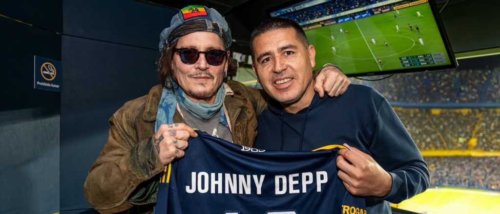 Johnny Depp disfrut&oacute; de la Bombonera y se sac&oacute; una foto con Rom&aacute;n