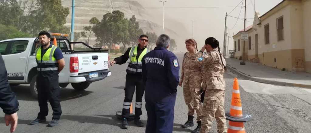 Videos: rutas cortadas y clases suspendidas por vientos extremos en Chubut