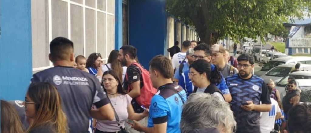 Los socios se convocaron frente a la sede del Tomba y piden explicaciones