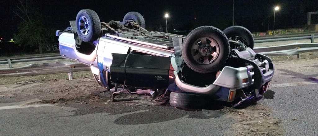 Volc&oacute; una camioneta con una familia en Acceso Sur 