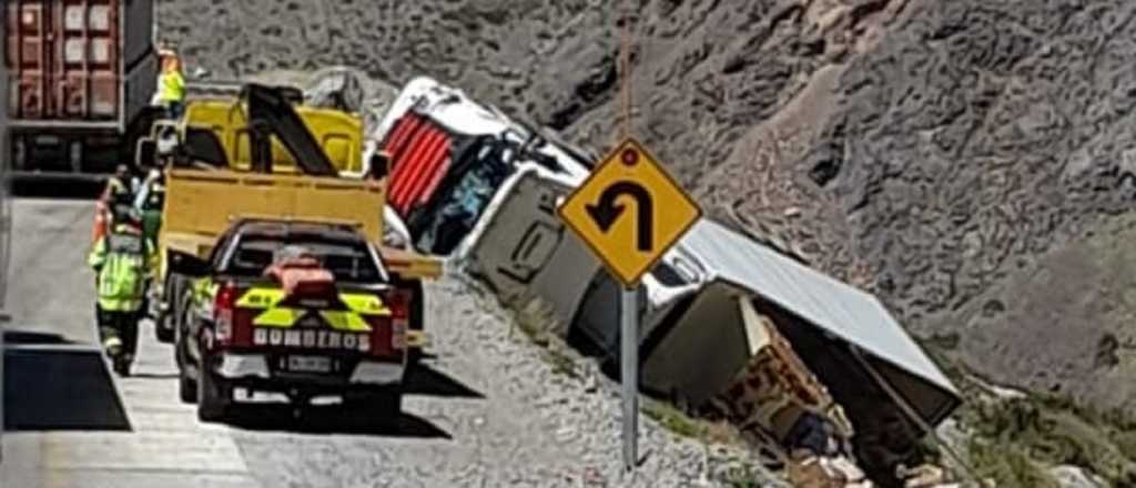 Accidente en la ruta a Chile: una camionera brasileña volcó en Los Caracoles