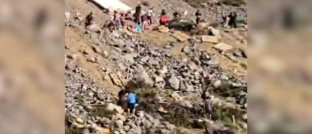 Video: así saquearon los pollos del camión que volcó en los Caracoles