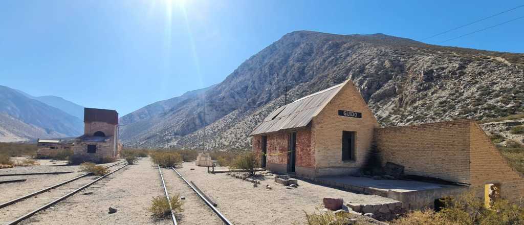 Una vieja estación de tren en la montaña ahora es un popular trekking