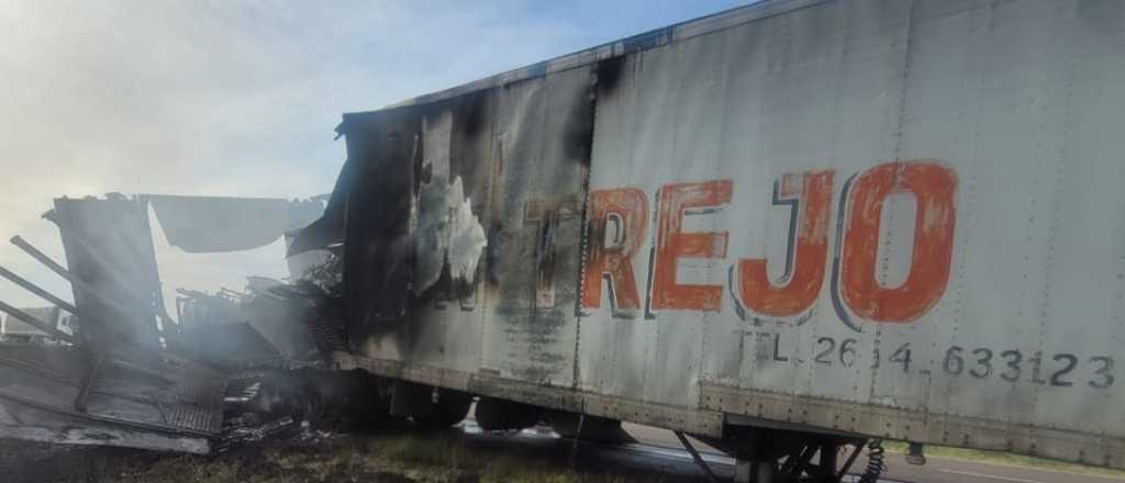 Se incendi&oacute; un cami&oacute;n en La Paz que transportaba m&aacute;s de 80 motos 