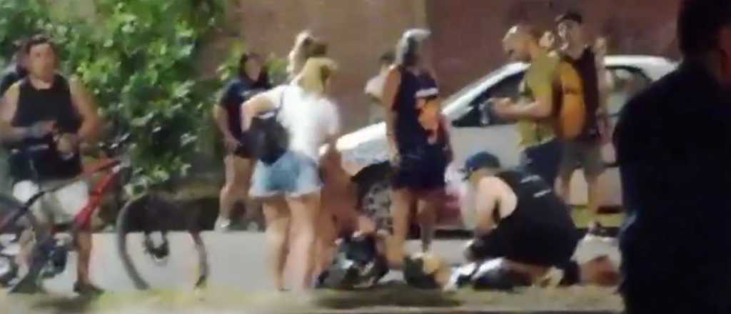 Video: dos jóvenes lesionados al chocar con su moto en San Rafael