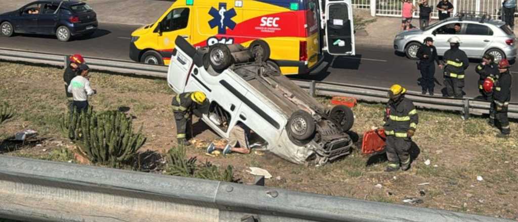 Dos camionetas chocaron y una volcó en el Acceso Sur