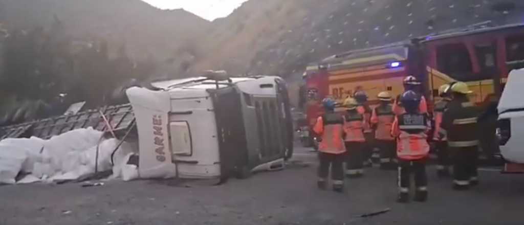 Video: volcó un camión del lado chileno y complicó el tránsito en la cordillera