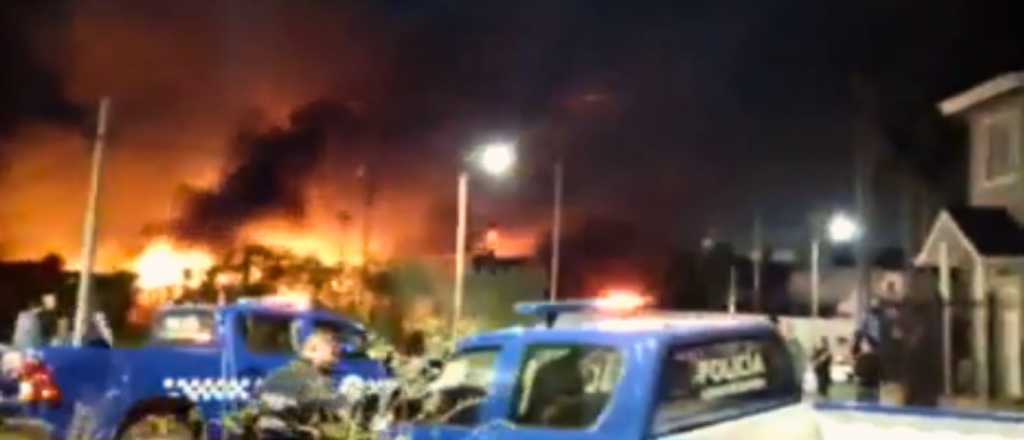 Se incendiaron dos fábricas de plásticos y evacuaron casas en Lomas de Zamora