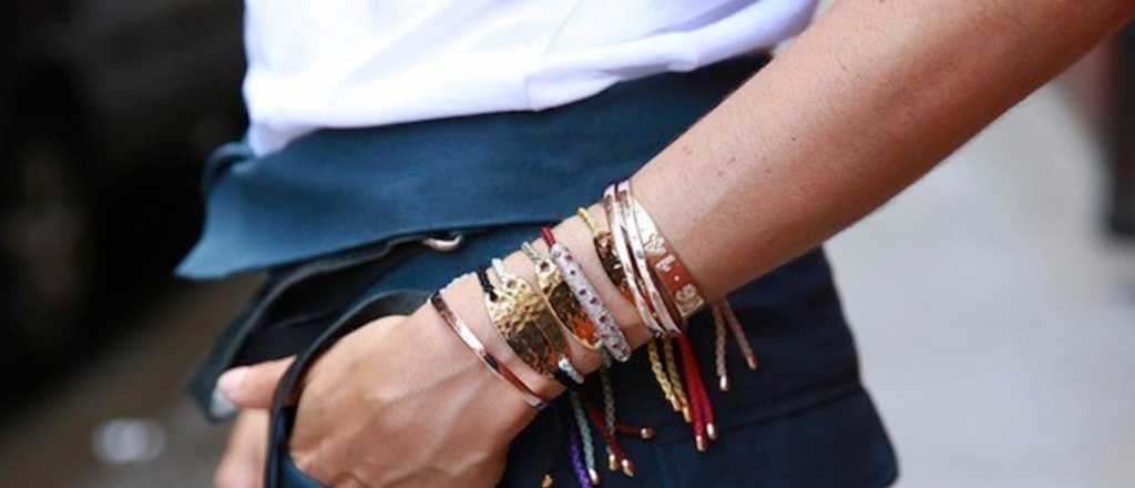 El significado oculto de llevar varias pulseras a la vez, según la psicología