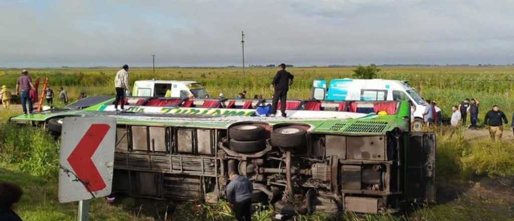 Fatal vuelco de un micro en la Ruta 2: dos muertos y múltiples heridos