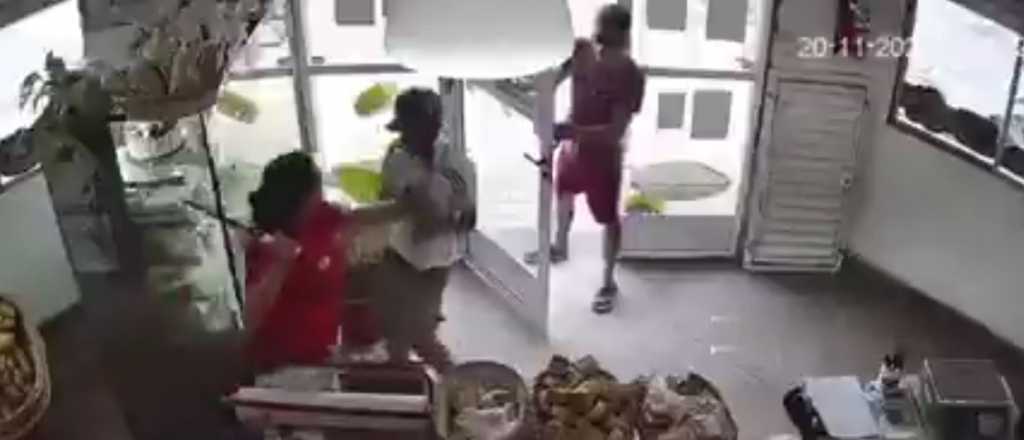 Video: empleadas de una panader&iacute;a echaron con un cuchillo a los asaltantes