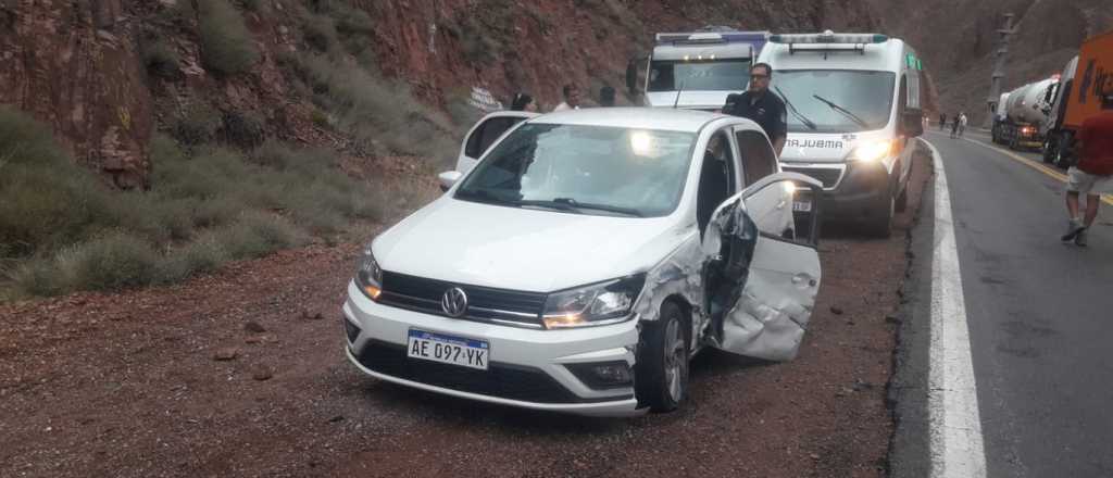 Un auto con una pareja a bordo chocó contra un camión en Alta Montaña
