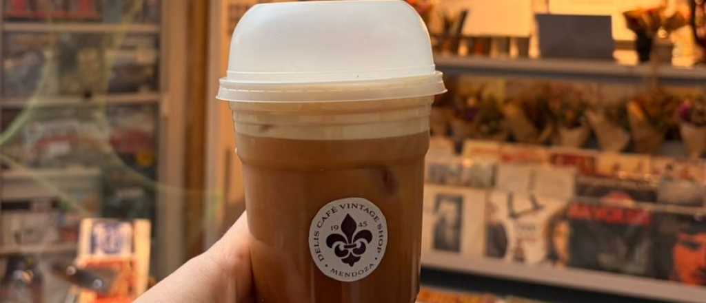 Un viejo escaparate fusiona cafetería, flores y vinilos en la Arístides