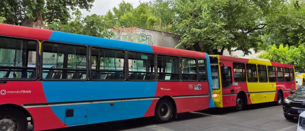 Choque entre dos micros y un auto en el Centro: hubo heridos