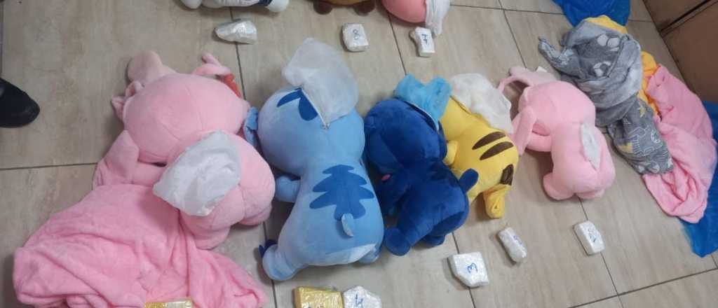 Arrestaron a una mujer que traía cocaína a Mendoza en ositos de peluche
