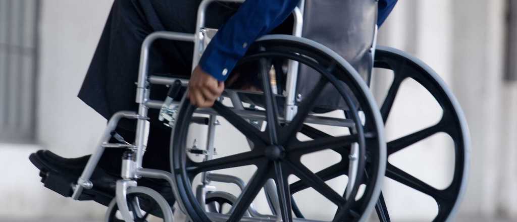 Cayó una pareja por asaltar a un hombre en silla de ruedas en su casa de Ciudad