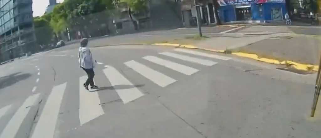 Revelan el video de una mujer atropellada por un micro en Chacarita