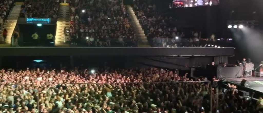 El público de Andres Calamaro cantó contra "Chiqui" Tapia en un recital