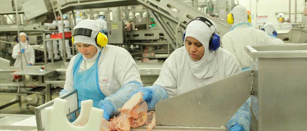 La mayor avícola del país cierra una planta y no paga sueldos