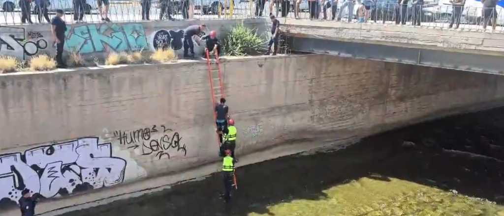 Video: un hombre se tiró al Cacique Guaymallén escapando de la Policía