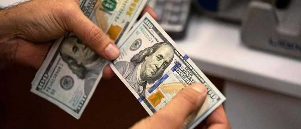 El dólar cerró en alza este martes
