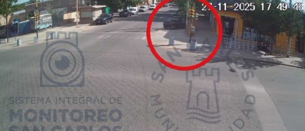 Video: perdió el control del auto y chocó contra un árbol en San Carlos
