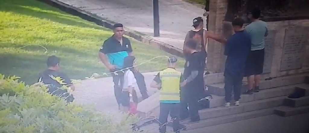 Video: los descubrieron rayando la Plaza Italia y los hicieron limpiar