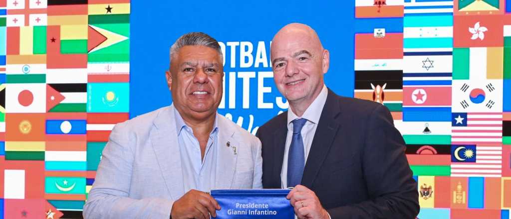 En medio del descalabro del fútbol argentino, la FIFA respaldó a Chiqui Tapia