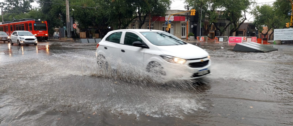 Videos: ma&ntilde;ana mojada e inundada en el Centro de Mendoza