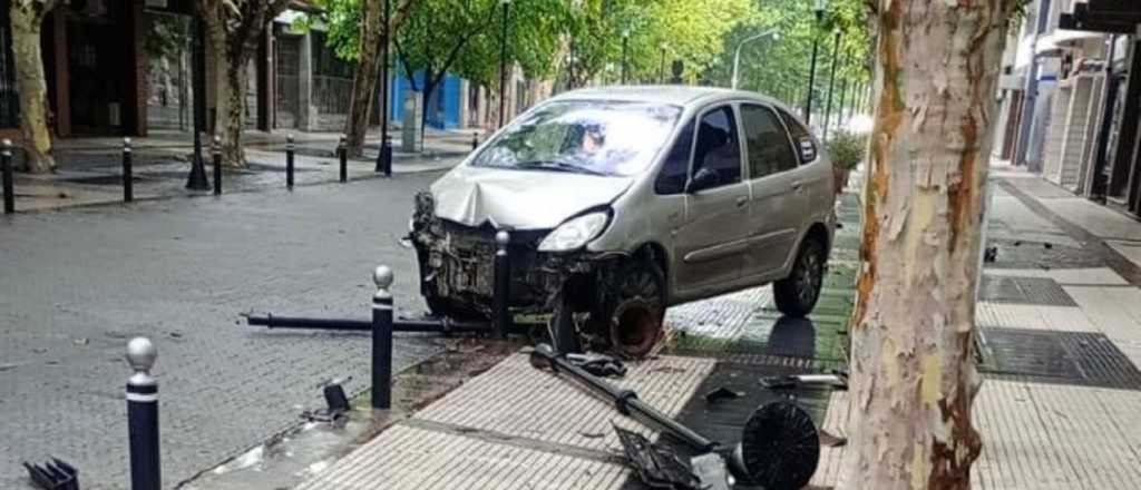 Chocó contra un poste de luz en San Rafael y deberá pagar los daños