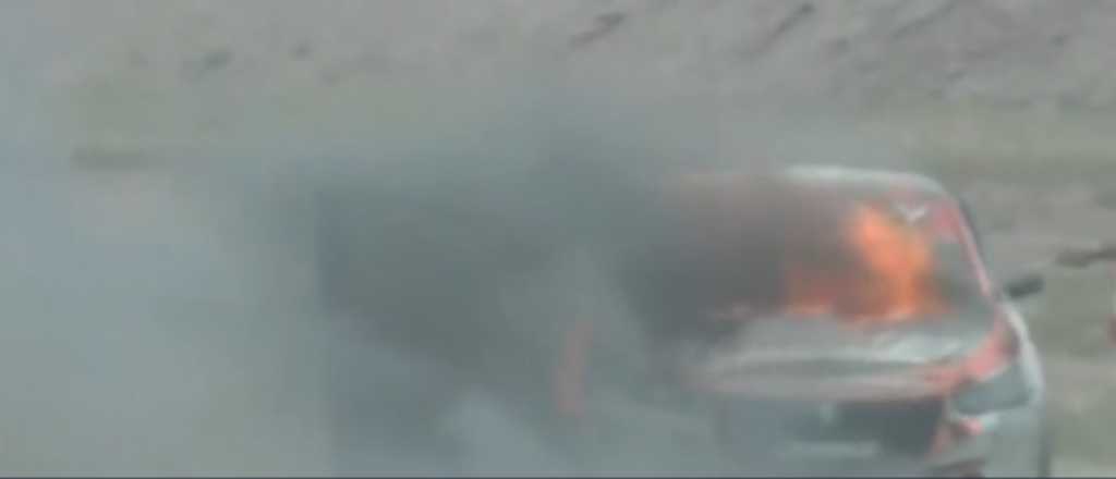 Un auto ardió en plena final del TN y causó pánico en el Jorge Ángel Pena