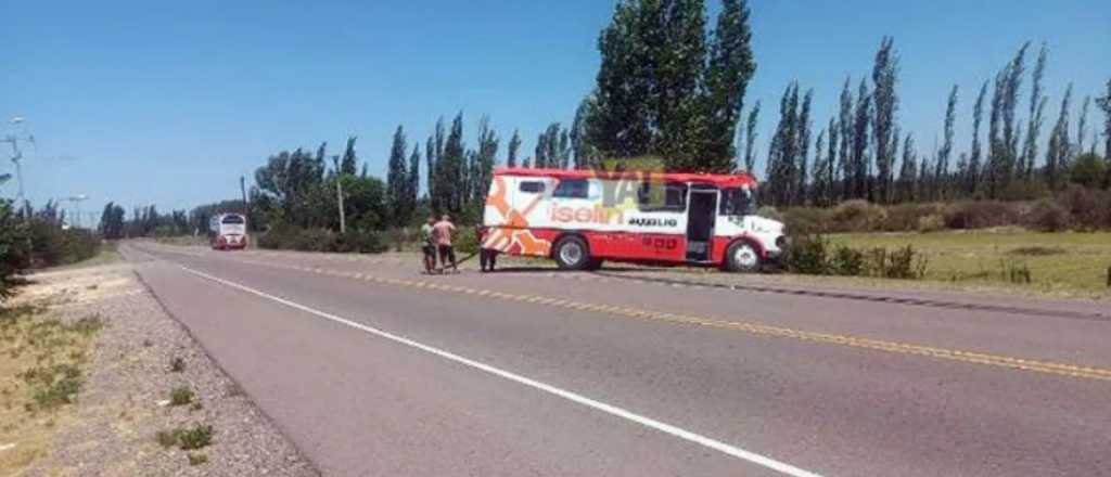 Un micro remolcado terminó en la banquina en San Rafael