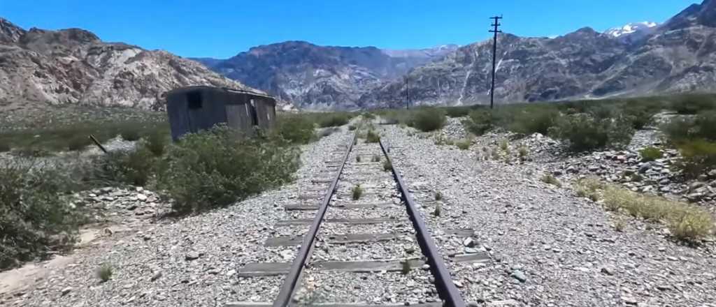 El vagón del tren trasandino que ahora es un mini refugio para montañistas