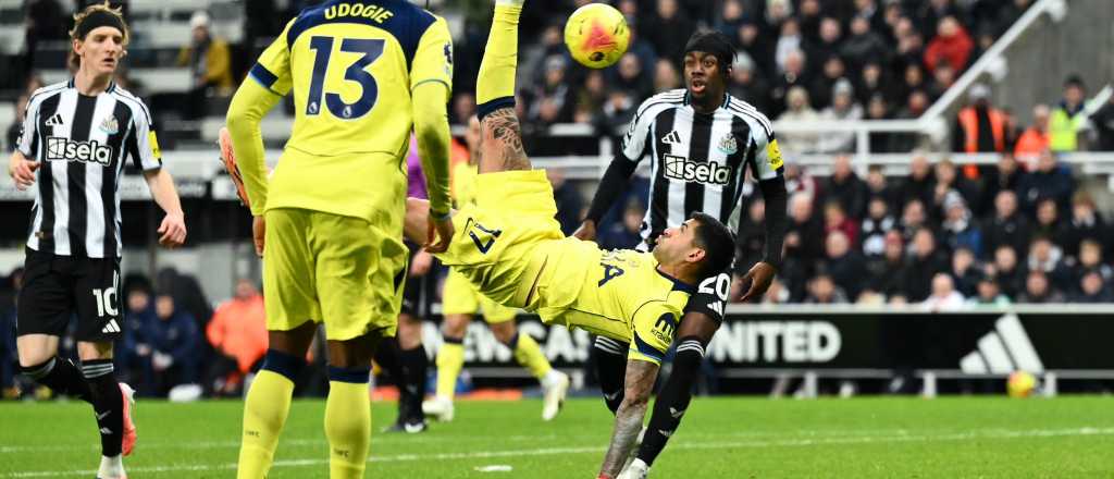 El Cuti Romero se despach&oacute; con dos golazos: una palomita y una chilena