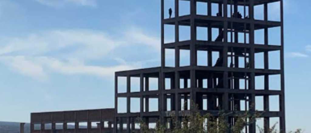 La estructura que fue escenario de miles de fotos y quedó aislada 