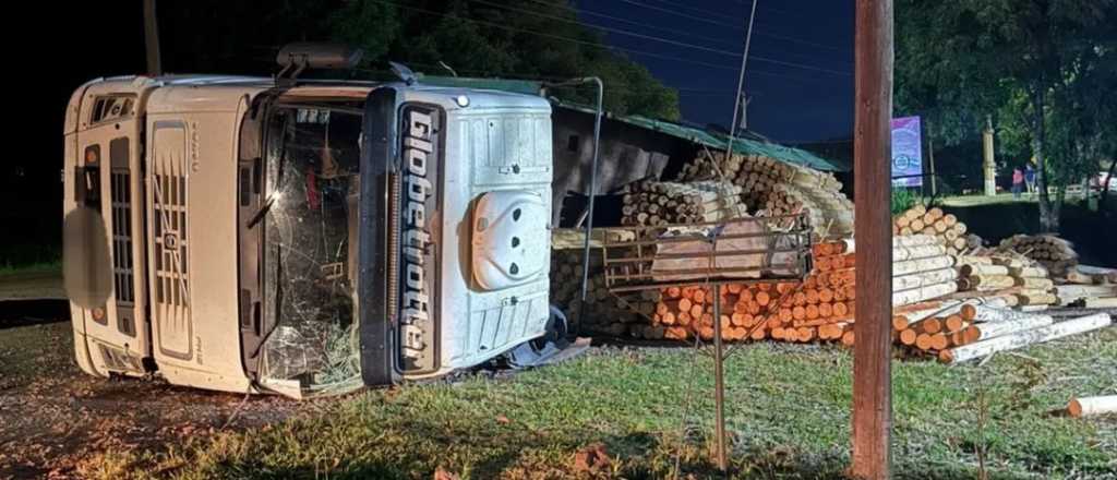 Un chofer mendocino volcó con su camión cargado con madera