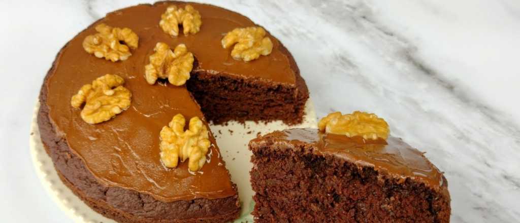 La torta de chocolate "fit" que no falla: húmeda, sin harina y sin azúcar.