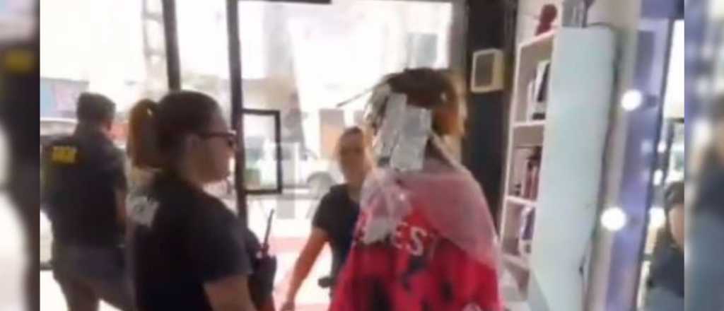 Video: se estaba tiñendo en la peluquería y fue detenida 