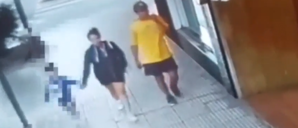 Video: captaron a una pareja que salió a robar con su hijo