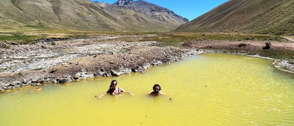 Las piletas termales naturales en medio de la montaña