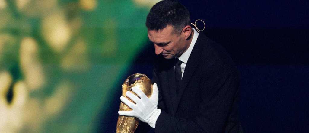 Video: Scaloni ingresó con la Copa del Mundo antes del sorteo