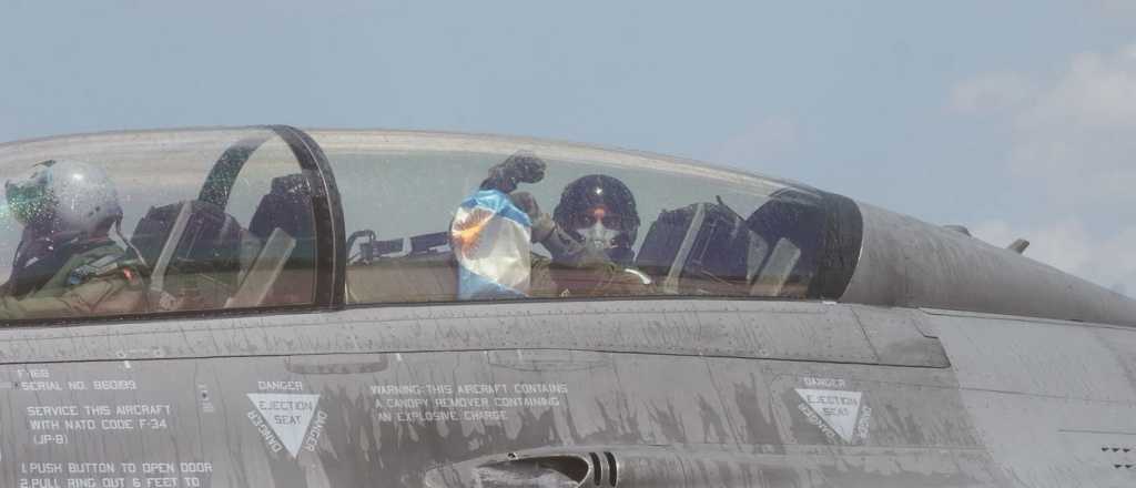 Video: llegaron los primeros seis aviones F-16 al país