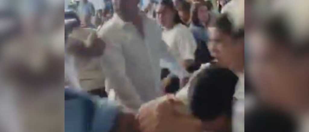Video: violenta pelea entre peronistas y libertarios en una jura de concejales